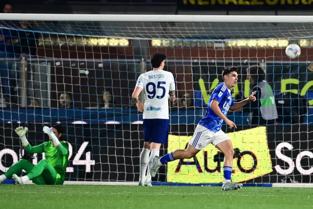 Como’s Spanish defender #3 Бlex Valle (R) celebrates after scoring his team first goal during the Italian Serie A football match between Como and Inter Milan at the Giuseppe Sinigaglia Stadium in Como, Italy on April 12, 2026 (Photo by Piero CRUCIATTI / AFP)