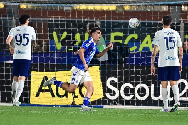 Como’s Spanish defender #3 Бlex Valle (C) celebrates after scoring his team first goal during the Italian Serie A football match between Como and Inter Milan at the Giuseppe Sinigaglia Stadium in Como, Italy on April 12, 2026 (Photo by Piero CRUCIATTI / AFP)