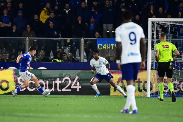 Como’s Spanish defender #3 Бlex Valle scores his team first goal during the Italian Serie A football match between Como and Inter Milan at the Giuseppe Sinigaglia Stadium in Como, on April 12, 2026 (Photo by Piero CRUCIATTI / AFP)