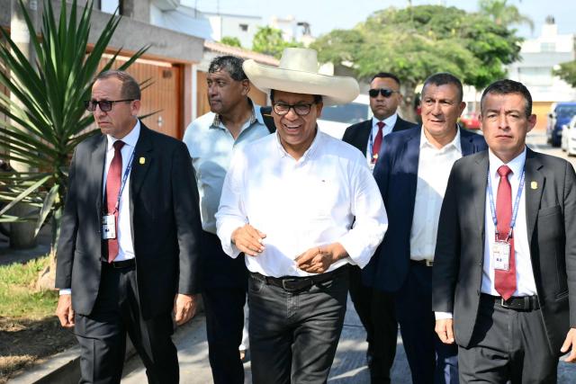 Peru's presidential candidate Roberto Sanchez (C) of the Juntos por el Peru party arrives at a polling station in Lima on April 12, 2026, during the general election. Hours-long delays marred Peru's presidential and legislative elections on Sunday, as voters sought to end political chaos that has seen a string of presidents ousted or jailed. (Photo by Luis ROBAYO / AFP)