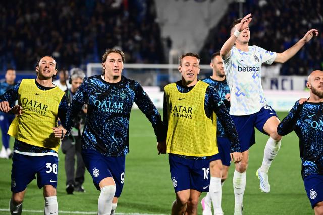 (LtoR) Inter Milan's Italian defender #36 Matteo Darmian, Inter Milan's Italian forward #94 Francesco Pio Esposito, Inter Milan's Italian midfielder #16 Davide Frattesi and Inter Milan's Croatian midfielder #8 Petar Sucic celebrate after the Italian Serie A football match between Como and Inter Milan at the Giuseppe Sinigaglia stadium in Como on April 12, 2026. (Photo by Piero CRUCIATTI / AFP)