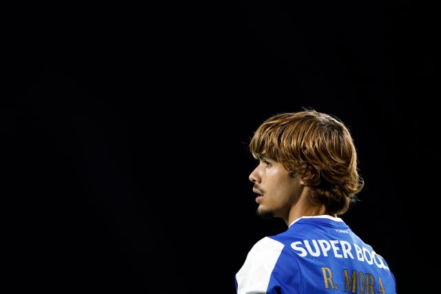 FC Porto's Portuguese midfielder #86 Rodrigo Mora is pictured during the Portuguese League football match between GD Estoril Praia and FC Porto at Antonio Coimbra da Mota stadium in Estoril on April 12, 2026. (Photo by FILIPE AMORIM / AFP)