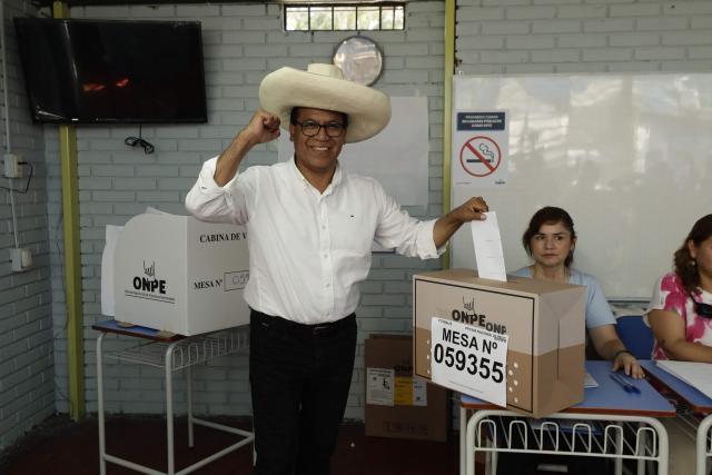 Peru's presidential candidate Roberto Sanchez of the Juntos por el Peru party votes at a polling station in Lima on April 12, 2026. Peruvians head to the polls to elect its ninth president in a decade, from a record field of 35 candidates, with crime-weary voters seemingly poised to extend the tide of conservative governments sweeping Latin America. (Photo by AFP)