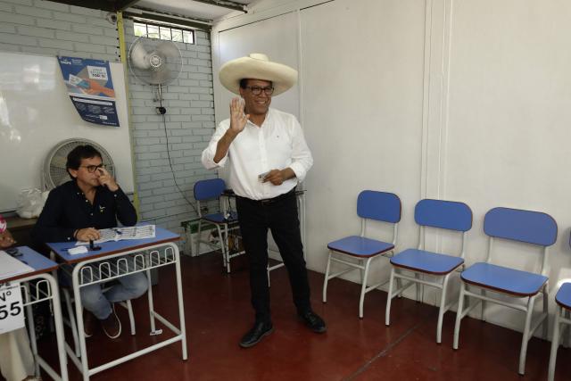 Peru's presidential candidate Roberto Sanchez of the Juntos por el Peru party waves before voting at a polling station in Lima on April 12, 2026. Peruvians head to the polls to elect its ninth president in a decade, from a record field of 35 candidates, with crime-weary voters seemingly poised to extend the tide of conservative governments sweeping Latin America. (Photo by AFP)