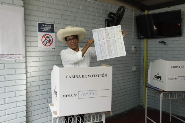 Peru's presidential candidate Roberto Sanchez of the Juntos por el Peru party shows his ballot before voting at a polling station in Lima on April 12, 2026. Peruvians head to the polls to elect its ninth president in a decade, from a record field of 35 candidates, with crime-weary voters seemingly poised to extend the tide of conservative governments sweeping Latin America. (Photo by AFP)
