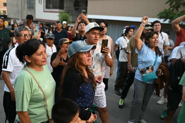 People protest in front of a polling station in Pamplona Alta, in the San Juan de Miraflores district on the outskirts of Lima, on April 12, 2026. Hours-long delays marred Peru's presidential and legislative elections on April 12, as voters sought to end political chaos that has seen a string of presidents ousted or jailed. (Photo by Ernesto BENAVIDES / AFP)
