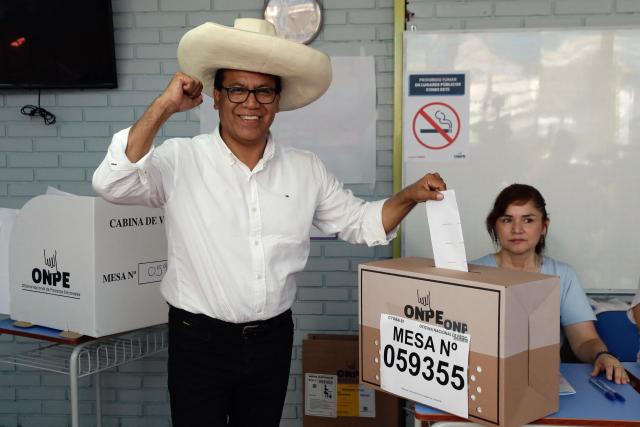 TOPSHOT - Peru's presidential candidate Roberto Sanchez of the Juntos por el Peru party votes at a polling station in Lima on April 12, 2026. Peruvians head to the polls to elect its ninth president in a decade, from a record field of 35 candidates, with crime-weary voters seemingly poised to extend the tide of conservative governments sweeping Latin America. (Photo by AFP)