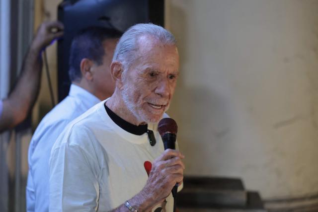 Peru’s presidential candidate Ricardo Belmont, running for the Civico Obras party, speaks to his supporters at his party headquarters in Lima on April 12, 2026. Police and prosecutors raided Peru’s electoral authority on April 12, as the country faced a deepening political crisis, after more than 63,000 voters were unable to cast their ballots in the presidential election due to the failure to deliver ballots, ballot boxes and other essential materials. (Photo by Connie FRANCE / AFP)