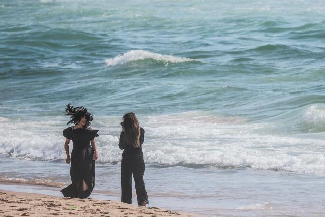 TOPSHOT - Displaced people enjoy the water of Beirut’s Ramlet al Baida beach near the placement of tents on the seaside promenade on April 12, 2026. AFP PHOTO/IBRAHIM AMRO (Photo by ibrahim AMRO / AFP)