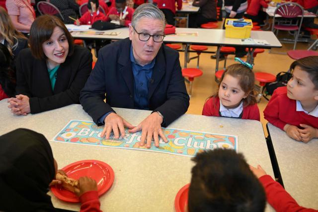 Britain's Prime Minister Keir Starmer (2nd L) and Britain's Education Secretary Bridget Phillipson (L) meet school children at a breakfast club during a visit to a primary school in Ashton-under-Lyne, Greater Manchester, north-west England on April 13, 2026. (Photo by Paul ELLIS / POOL / AFP)