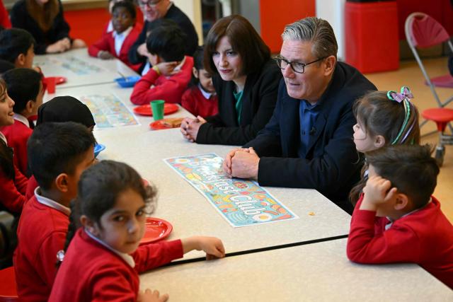 Britain's Prime Minister Keir Starmer (2nd R) and Britain's Education Secretary Bridget Phillipson (C) meet school children at a breakfast club during a visit to a primary school in Ashton-under-Lyne, Greater Manchester, north-west England on April 13, 2026. (Photo by Paul ELLIS / POOL / AFP)
