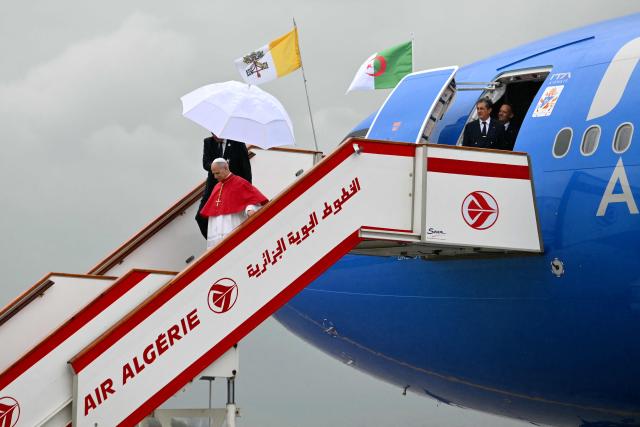 TOPSHOT - Pope Leo XIV disembarks from the plane after landing at the Houari Boumediene International Airport on April 13, 2026. Pope Leo XIV embarks today on an 11-day visit to Algeria, Cameroon, Angola and Equatorial Guinea for his first major international trip since becoming pontiff last year. (Photo by Alberto PIZZOLI / AFP)