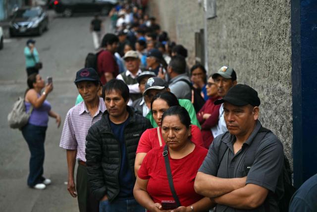People wait in line for the opening of polling stations in Lima on April 13, 2026, after logistical failures prevented tens of thousands of people from voting in presidential and legislative elections the day before. Peru's Keiko Fujimori looked set to face a runoff against a conservative rival after a troubled first-round presidential election on April 12, 2026 marred by logistics foul-ups, police raids and allegations of fraud. (Photo by ERNESTO BENAVIDES / AFP)