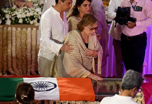 Bollywood actress Helen (C) pays her respects during the state funeral ceremony of playback singer Asha Bhosle in Mumbai on April 13, 2026. Legendary Indian playback singer Bhosle, whose voice defined Bollywood music through the 1970s and 80s, died on April 12 in Mumbai aged 92, her family said. (Photo by Sujit JAISWAL / AFP)