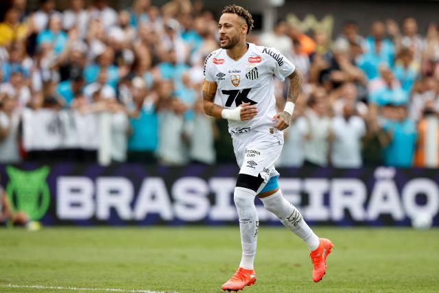 (FILES) Santos' forward Neymar warms up before the Brasileirao Serie A football match between Santos and Cruzeiro at the Urbano Caldeira Stadium in Santos, Sao Paulo state, Brazil on December 7, 2025. Lights, cameras and the ball: Neymar is finally set to walk the red carpet at the 2026 Copa Sudamericana in a debut that has all eyes on Brazil. Santos will face Recoleta of Paraguay on April 14, 2026, in a great opportunity for the 34-year-old star to win over Carlo Ancelotti. (Photo by Miguel Schincariol / AFP)