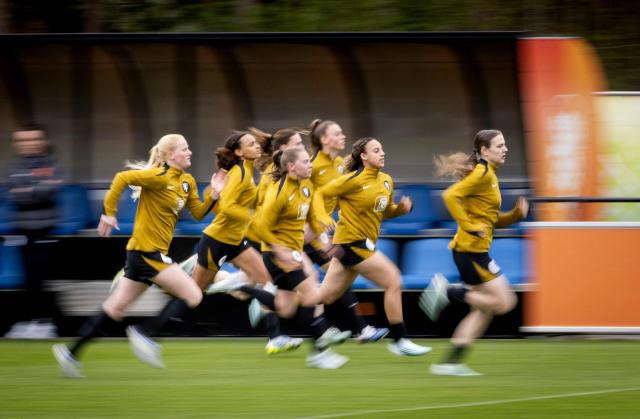 (L/R): Netherlands' women footballers Linde Anna Veefkind, Janou Levers, Chasity Grant and Lotte Keukelaar run during a training session at Zeist on the outskirts of Utrecht on April 13, 2026, on the eve of a 2027 World Cup qualifying match against France. (Photo by Koen van Weel / ANP / AFP) / Netherlands OUT