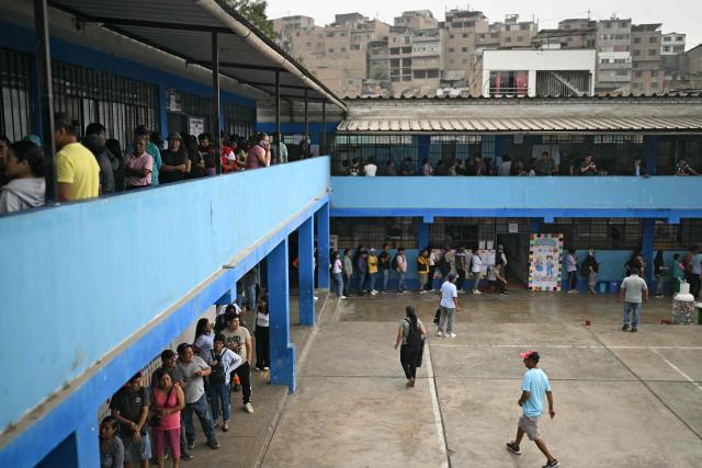 People wait in lines at a polling station in Lima on April 13, 2026, after logistical failures prevented tens of thousands of people from voting in presidential and legislative elections the day before. Peru's Keiko Fujimori looked set to face a runoff against a conservative rival after a troubled first-round presidential election on April 12, 2026 marred by logistics foul-ups, police raids and allegations of fraud. (Photo by ERNESTO BENAVIDES / AFP)