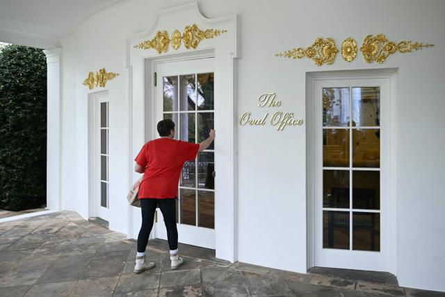Doordash delivery worker Sharon Simmons delivers Mcdonald's to US President Donald Trump outside of the Oval Office at the White House, in Washington, DC, April 13, 2026. (Photo by Brendan SMIALOWSKI / AFP)