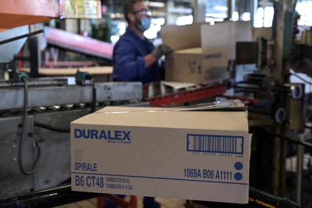 (FILES) Newly-manufactured glasses are packed in boxes at the end of the production line at a factory of French manufacturer of glassware Duralex in La Chapelle-Saint-Mesmin near Orleans, centre France, on July 1, 2021, during a visit of the French Junior Minister of Small and Medium Entreprises. Duralex, the globally known glassmaker recently taken over as a cooperative by its employees, announced on April 13, 2026 the replacement of its chief executive. Officially presented as preparation for his retirement, the departure may in fact be linked to economic difficulties facing the company. (Photo by GUILLAUME SOUVANT / AFP)