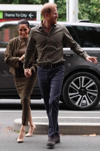 Britain's Prince Harry (R), Duke of Sussex, and his wife Meghan (L), the Duchess of Sussex, arrive at the Australian National Veterans Arts Museum (ANVAM) in Melbourne on April 14, 2026. (Photo by Jonathan Brady / POOL / AFP)