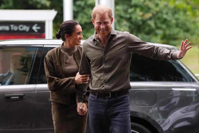 Britain's Prince Harry (R), Duke of Sussex, and his wife Meghan (L), the Duchess of Sussex, arrive at the Australian National Veterans Arts Museum (ANVAM) in Melbourne on April 14, 2026. (Photo by Jonathan Brady / POOL / AFP)