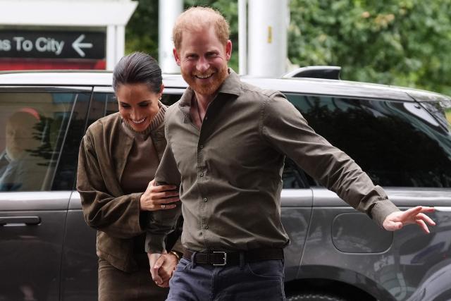 Britain's Prince Harry (R), Duke of Sussex, and his wife Meghan (L), the Duchess of Sussex, arrive at the Australian National Veterans Arts Museum (ANVAM) in Melbourne on April 14, 2026. (Photo by Jonathan Brady / POOL / AFP)