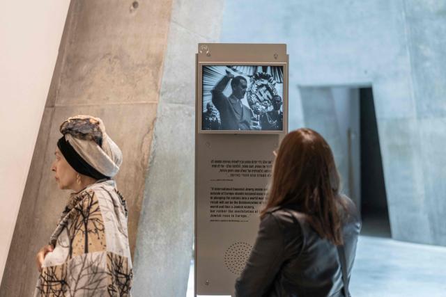 Israelis visit the Yad Vashem Holocaust Memorial Museum in Jerusalem during the annual Holocaust Remembrance Day on April 14, 2026. Israel came to a standstill on April 14, as sirens sounded across the country in tribute to the six million Jews murdered by the Nazis during World War II. This year's commemoration comes amid a fragile two-week ceasefire with Iran after a deadly war that began on February 28, when a joint US-Israeli air attack killed Iran's supreme leader (Photo by Ilia YEFIMOVICH / AFP)