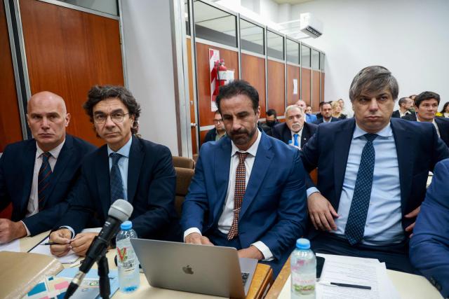 Argentine football legend Diego Maradona's former medical doctor Leopoldo Luque (C) is seen at a courthouse for a preliminary hearing in a trial over his death in San Isidro, outskirts of Buenos Aires on April 14, 2026.  (Photo by Tomas CUESTA / AFP)