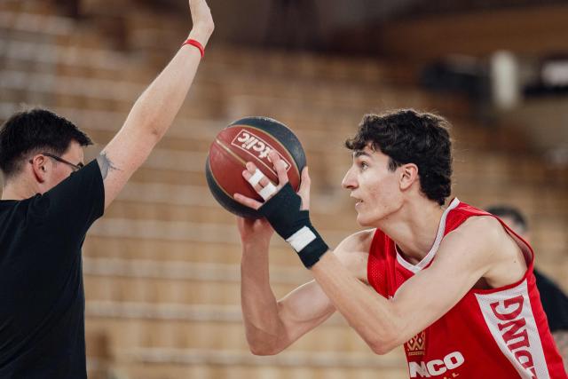 As Monaco's Ukranian basketball player Maxim Klitschko, son of Ukrainian boxer and mayor of Kyiv Vitali Klitschko, holds the ball as he attends a training session of AS Monaco under 21 team at the Gaston-Medecin arena in Monaco, on April 14, 2026. (Photo by Frederic DIDES / AFP)