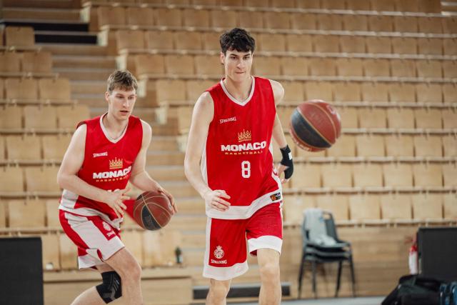 As Monaco's Ukranian basketball player Maxim Klitschko (R), son of Ukrainian boxer and mayor of Kyiv Vitali Klitschko, attends a training session of AS Monaco under 21 team at the Gaston-Medecin arena in Monaco, on April 14, 2026. (Photo by Frederic DIDES / AFP)