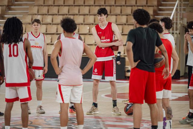 As Monaco's Ukranian basketball player Maxim Klitschko (C), son of Ukrainian boxer and mayor of Kyiv Vitali Klitschko, attends a training session of AS Monaco under 21 team at the Gaston-Medecin arena in Monaco, on April 14, 2026. (Photo by Frederic DIDES / AFP)