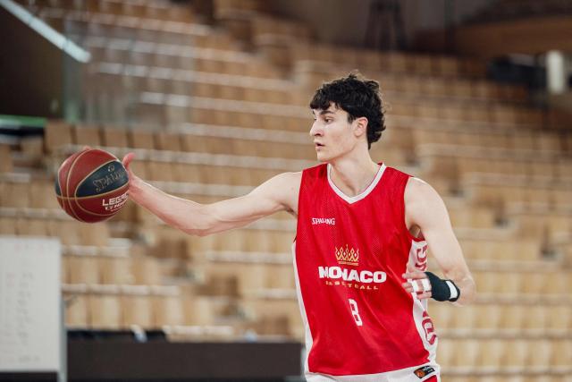 As Monaco's Ukranian basketball player Maxim Klitschko, son of Ukrainian boxer and mayor of Kyiv Vitali Klitschko, holds the ball as he attends a training session of AS Monaco under 21 team at the Gaston-Medecin arena in Monaco, on April 14, 2026. (Photo by Frederic DIDES / AFP)
