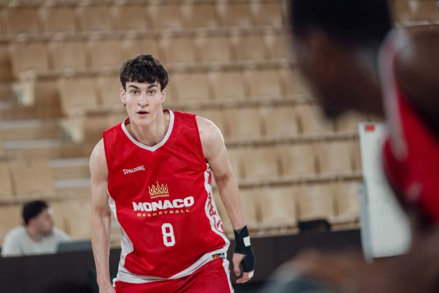 As Monaco's Ukranian basketball player Maxim Klitschko, son of Ukrainian boxer and mayor of Kyiv Vitali Klitschko, attends a training session of AS Monaco under 21 team at the Gaston-Medecin arena in Monaco, on April 14, 2026. (Photo by Frederic DIDES / AFP)