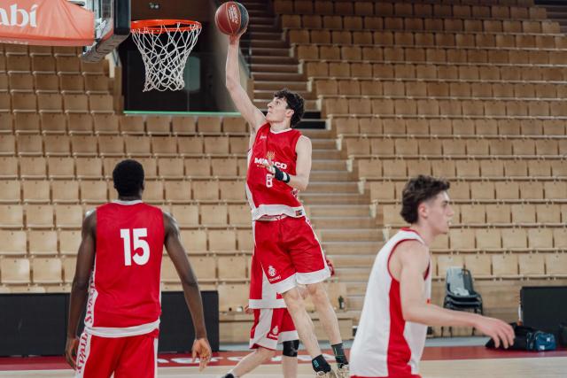 As Monaco's Ukranian basketball player Maxim Klitschko (C), son of Ukrainian boxer and mayor of Kyiv Vitali Klitschko, dunks the ball during a training session of AS Monaco under 21 team at the Gaston-Medecin arena in Monaco, on April 14, 2026. (Photo by Frederic DIDES / AFP)