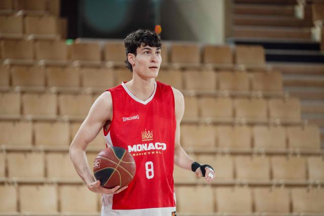 As Monaco's Ukranian basketball player Maxim Klitschko, son of Ukrainian boxer and mayor of Kyiv Vitali Klitschko, holds the ball as he attends a training session of AS Monaco under 21 team at the Gaston-Medecin arena in Monaco, on April 14, 2026. (Photo by Frederic DIDES / AFP)
