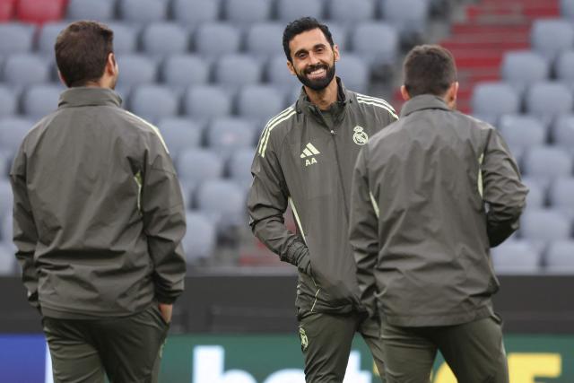 Real Madrid's Spanish head coach Alvaro Arbeloa (C) oversees a training session on April 14, 2026 in Munich, southern Germany, on the eve of the UEFA Champions League quarter-final second leg football match between FC Bayern Munich and Real Madrid. (Photo by Karl-Josef HILDENBRAND / AFP)