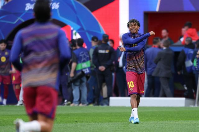 Barcelona's Spanish forward #10 Lamine Yamal warms up before the UEFA Champions League quarter final second leg football match between Club Atletico de Madrid and FC Barcelona at Metropolitano Stadium in Madrid on April 14, 2026. (Photo by Thomas COEX / AFP)