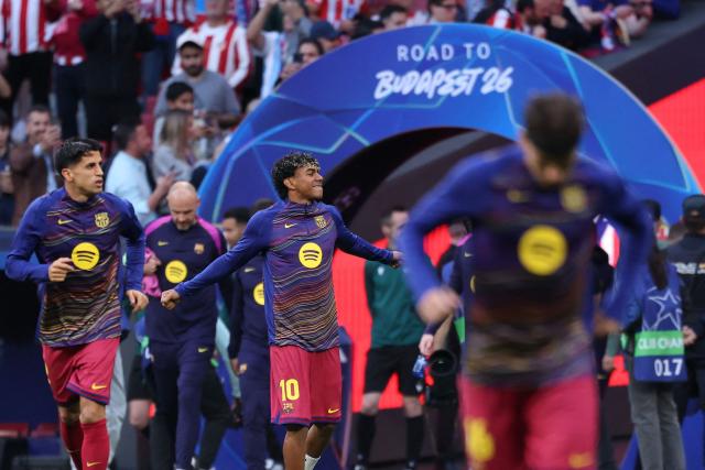 Barcelona's Spanish forward #10 Lamine Yamal warms up before the UEFA Champions League quarter final second leg football match between Club Atletico de Madrid and FC Barcelona at Metropolitano Stadium in Madrid on April 14, 2026. (Photo by Thomas COEX / AFP)