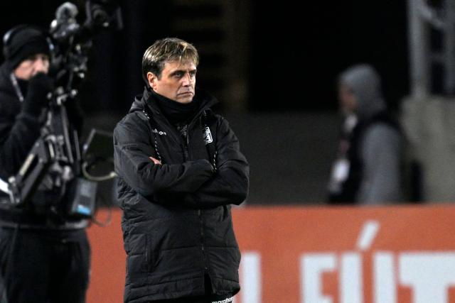 (FILES) Oriente Petrolero's head coach Guillermos Hoyos looks on during the Copa Sudamericana group stage second leg football match between Argentina's Estudiantes de La Plata and Bolivia's Oriente Petrolero at the Jorge Luis Hirschi stadium in La Plata, Argentina, on June 28, 2023. Javier Mascherano announced on April, 14, 2026 that he was leaving his role as head coach of Inter Miami, the MLS club spearheaded on the field by his compatriot Lionel Messi. Argentinian Guillermo Hoyos will take charge of the team for the "upcoming matches", the club said. (Photo by JUAN MABROMATA / AFP)