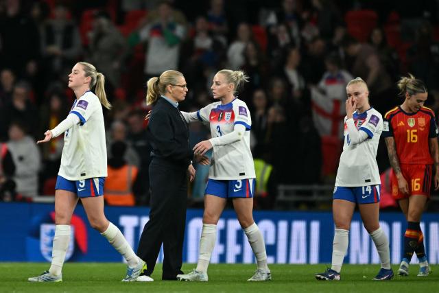 England's Dutch head coach Sarina Wiegman (C) congratulates her players on the pitch after the Women's FIFA world cup league A, group 3, qualifier football match between England and Spain at Wembley stadium, in London on April 14, 2026. England won the game 1-0. (Photo by Ben STANSALL / AFP)