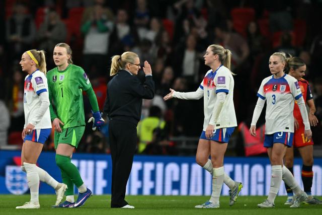 England's Dutch head coach Sarina Wiegman (C) congratulates her players on the pitch after the Women's FIFA world cup league A, group 3, qualifier football match between England and Spain at Wembley stadium, in London on April 14, 2026. England won the game 1-0. (Photo by Ben STANSALL / AFP)