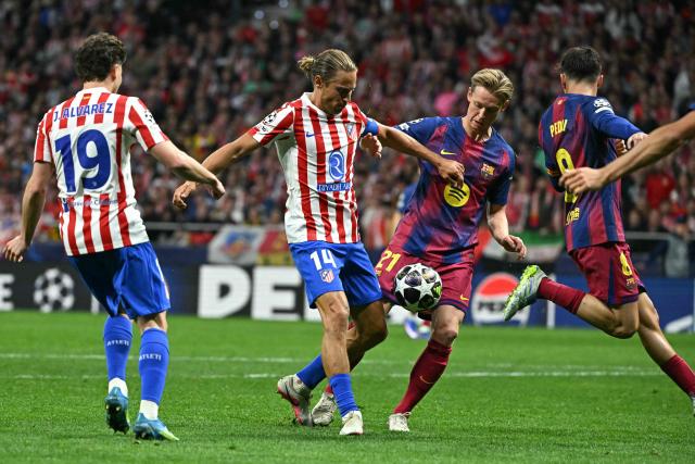 Atletico Madrid's Spanish midfielder #14 Marcos Llorente (C) vies for the ball with Barcelona's Dutch midfielder #21 Frenkie De Jong during the UEFA Champions League quarter final second leg football match between Club Atletico de Madrid and FC Barcelona at Metropolitano Stadium in Madrid on April 14, 2026. (Photo by Javier SORIANO / AFP)