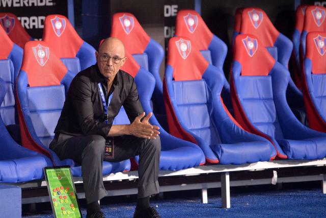 Junior's Uruguayan head coach Alfredo Arias looks on ahead of the Copa Libertadores group stage football match between Paraguay's Cerro Porteno and Colombia's Junior at the La Nueva Olla stadium in Asuncion on April 14, 2026. (Photo by Daniel Duarte / AFP)