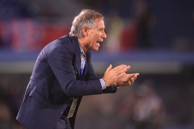 Cerro Porteno's Argentine coach Ariel Holan gestures during the Copa Libertadores group stage football match between Paraguay's Cerro Porteno and Colombia's Junior at the La Nueva Olla stadium in Asuncion on April 14, 2026. (Photo by Daniel Duarte / AFP)