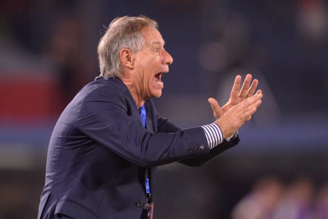 Cerro Porteno's Argentine coach Ariel Holan gestures during the Copa Libertadores group stage football match between Paraguay's Cerro Porteno and Colombia's Junior at the La Nueva Olla stadium in Asuncion on April 14, 2026. (Photo by Daniel Duarte / AFP)
