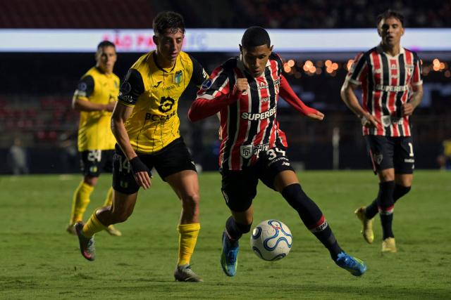 Sao Paulo's forward #34 Tete (R) and O'Higgins midfielder Martin Maturana fight for the ball during the Copa Sudamericana group stage football match between Brazil's Sao Paulo and Chile's O'Higgins at the Morumbi stadium in Sao Paulo, Brazil, on April 14, 2026. (Photo by NELSON ALMEIDA / AFP)