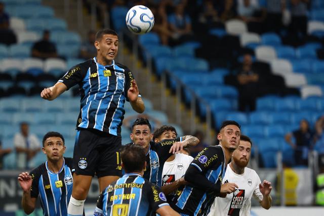 Gremio's Colombian midfielder #11 Miguel Monsalve heads the ball during the Copa Sudamericana group stage football match between Brazil's Gremio and Argentina's Deportivo Riestra at the Arena do Gremio stadium in Porto Alegre, state of Rio Grande do Sul, Brazil, on April 14, 2026. (Photo by SILVIO AVILA / AFP)