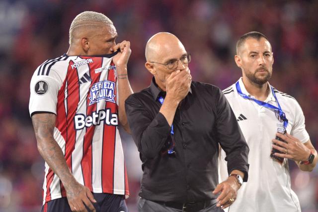 Junior's defender #98 Jermein Pena talks to his Uruguayan head coach Alfredo Arias during the Copa Libertadores group stage football match between Paraguay's Cerro Porteno and Colombia's Junior at the La Nueva Olla stadium in Asuncion on April 14, 2026. (Photo by Daniel Duarte / AFP)