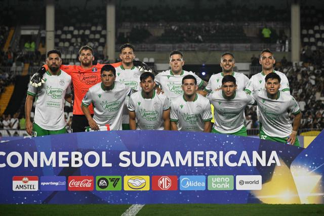 Audax players pose for a picture before the start of the Copa Sudamericana group stage football match between Brazil's Vasco da Gama and Chile's Audax Italiano at the Sao Januario stadium in Rio de Janeiro, Brazil, on April 14, 2026. (Photo by Mauro PIMENTEL / AFP)
