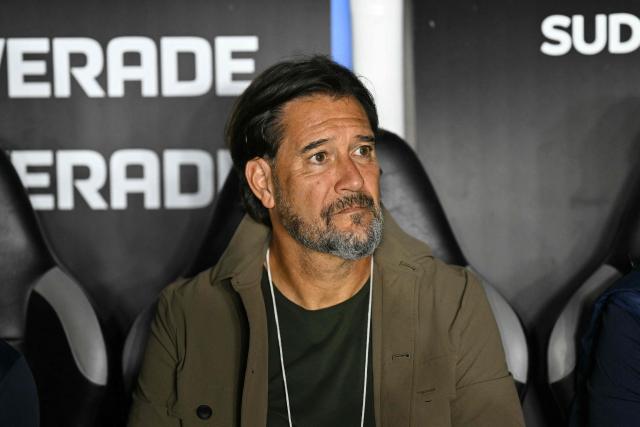 Audax Italiano's Argentine head coach Gustavo Lema gestures before the start of the Copa Sudamericana group stage football match between Brazil's Vasco da Gama and Chile's Audax Italiano at the Sao Januario stadium in Rio de Janeiro, Brazil, on April 14, 2026. (Photo by Mauro PIMENTEL / AFP)